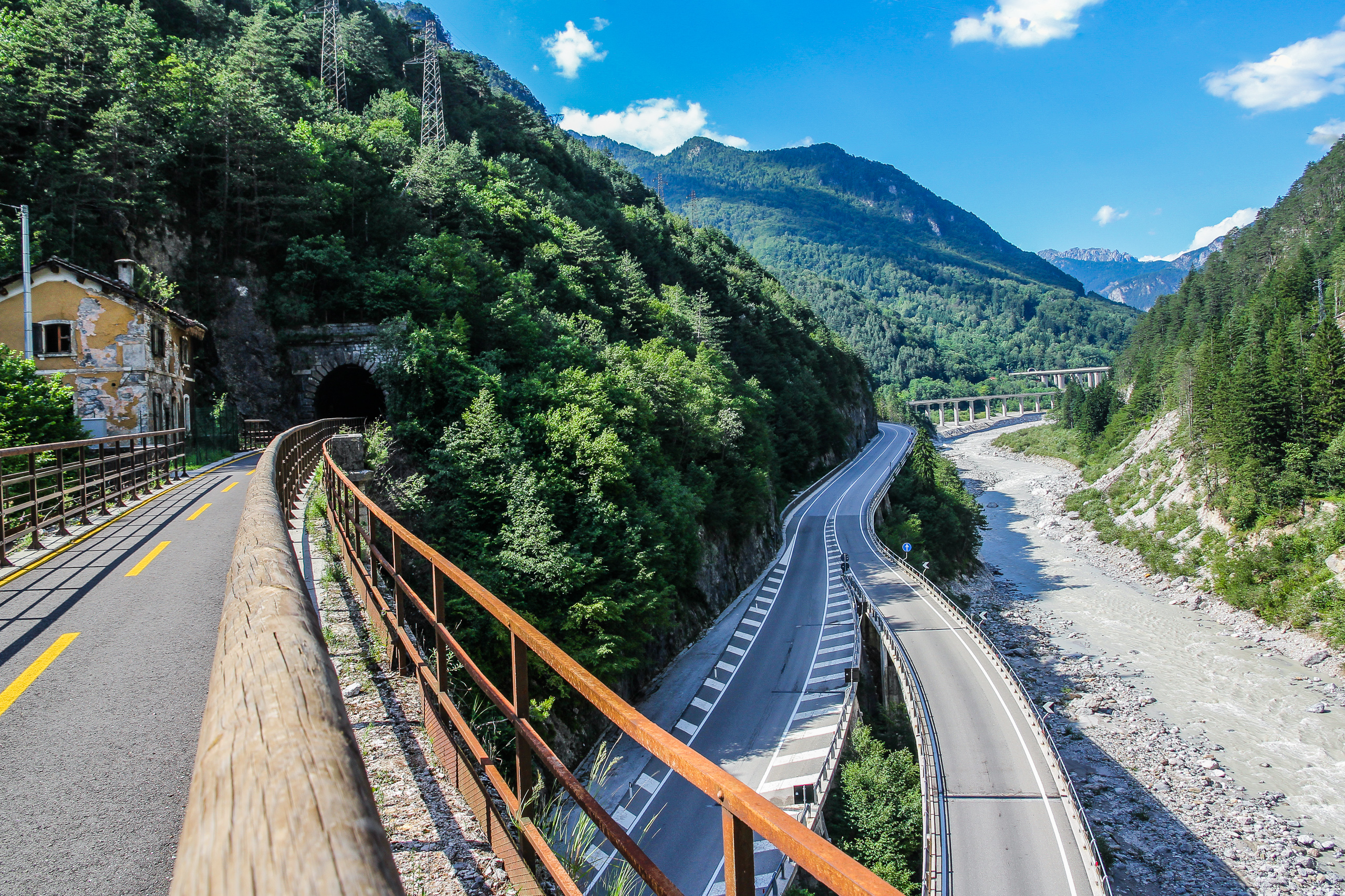 Das Kanaltal in einem Bild: Radweg, Straße, Autobahn und ein schotteriges Flussbett